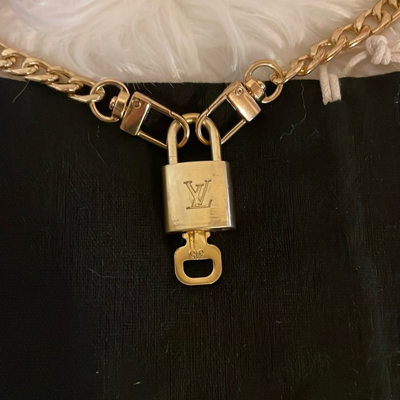 Louis Vuitton Gold Lock - Picture 4 of 6